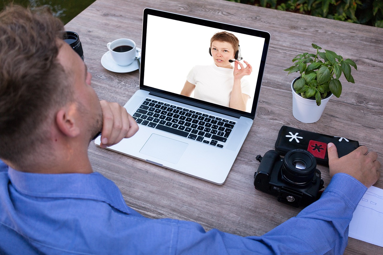 customer on a video call with relationship manager